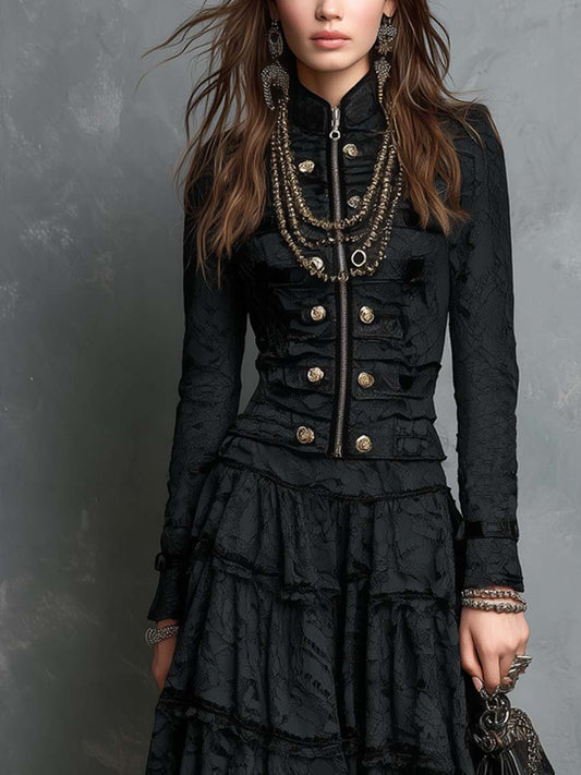 Completo in pizzo nero stile militare – dettaglio