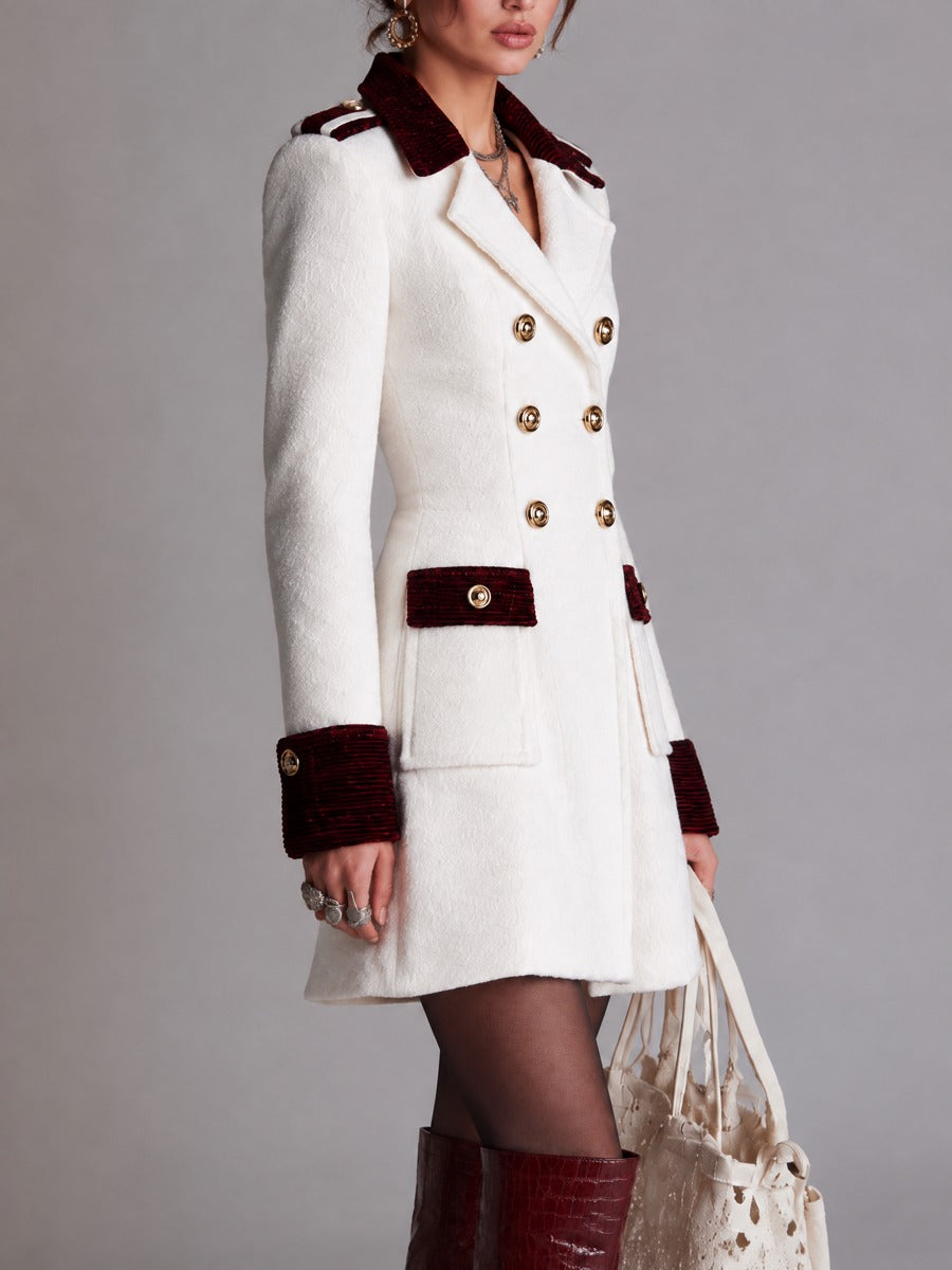 Cappotto doppiopetto bianco – dettaglio dei bottoni