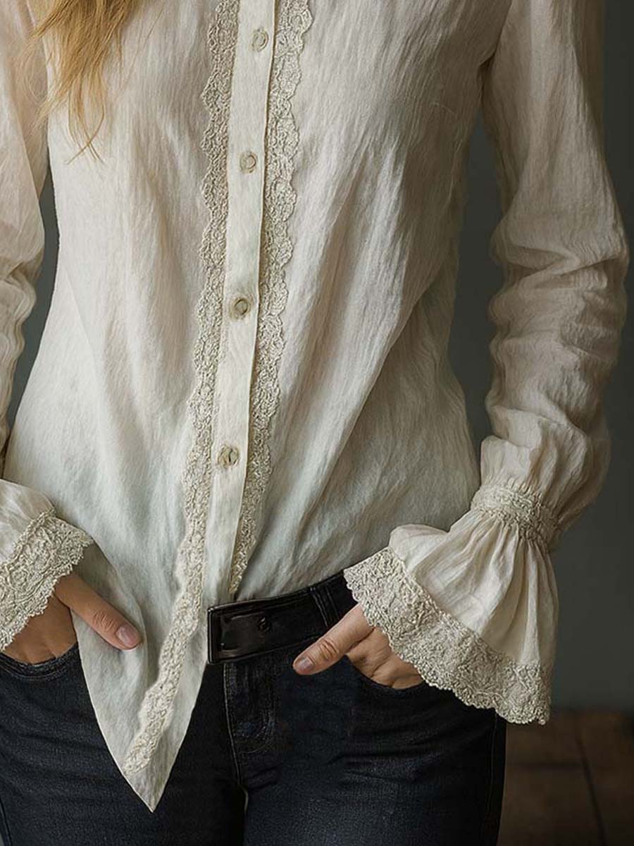 Blusa bianca in pizzo con polsini a volant – dettaglio 3