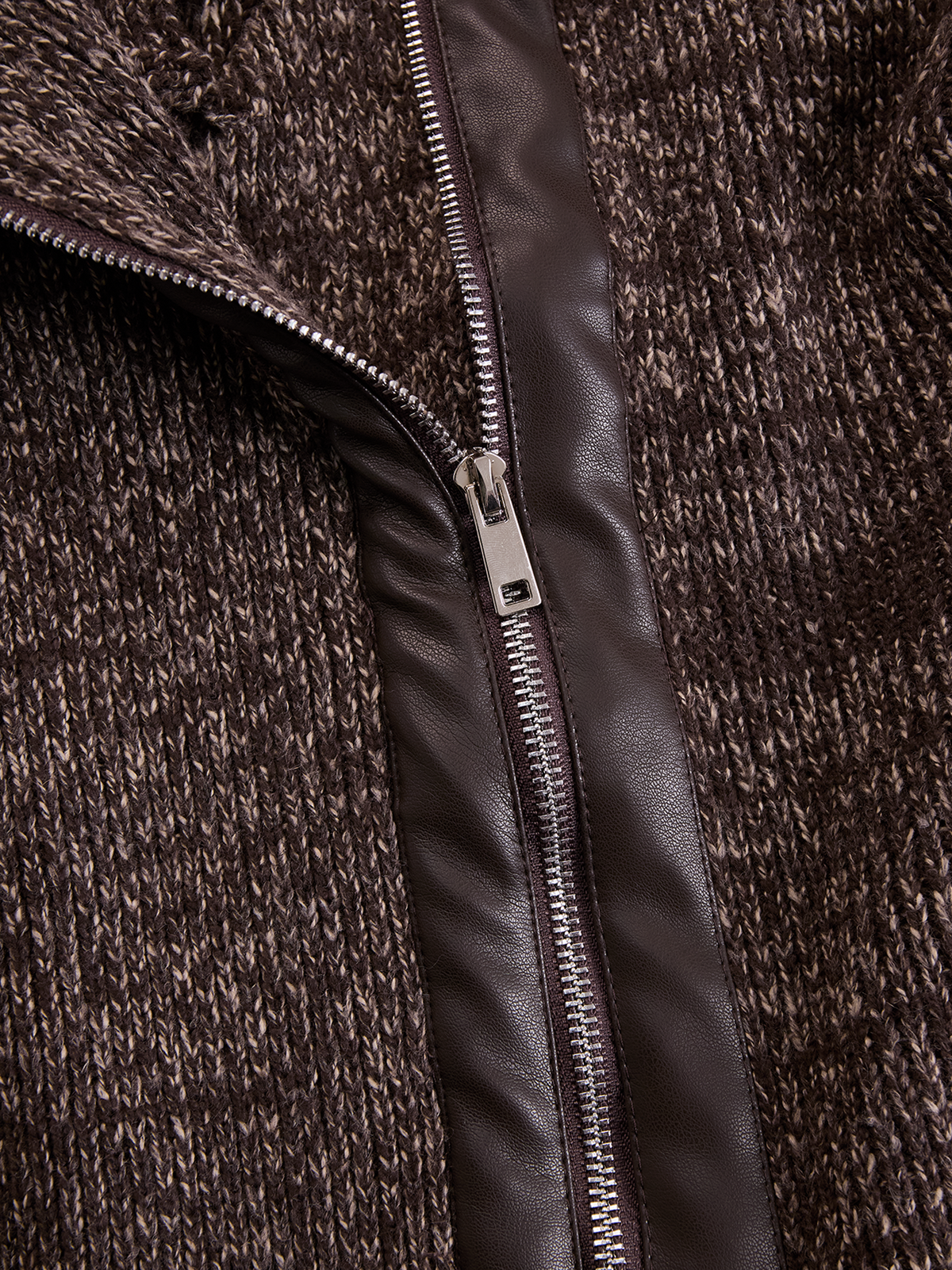 Giacca in maglia marrone con zip asimmetrica – dettaglio 10