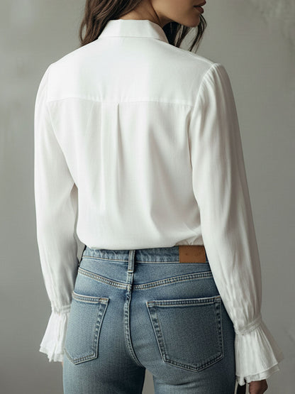 Camicia bianca con volant – vista posteriore