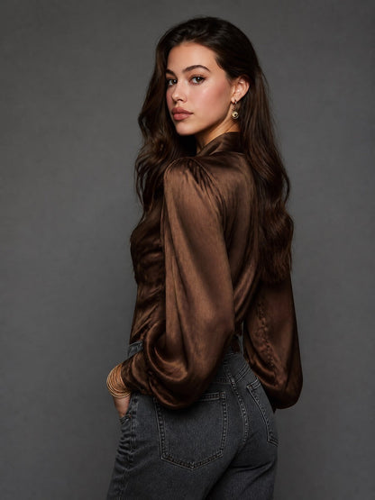 Blusa vintage marrone in raso con collo a fiocco – dettaglio 3
