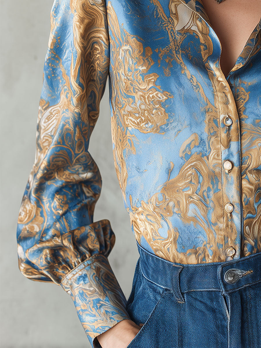 Camicetta in raso stampato blu – look completo