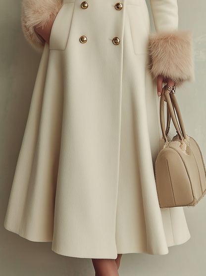 Cappotto maxi avorio doppiopetto con bordo in pelliccia ecologica – dettaglio 2
