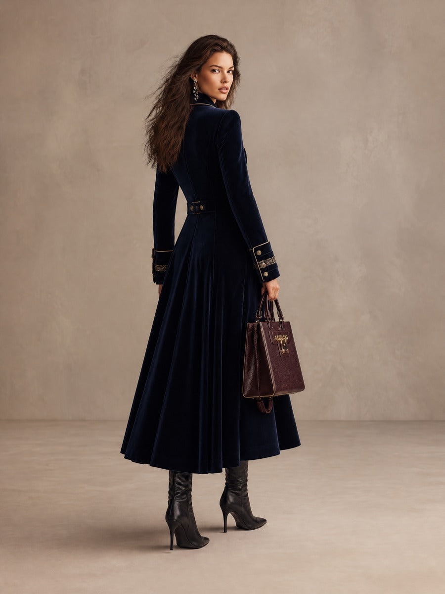Cappotto lungo in velluto blu navy doppiopetto con profili oro – dettaglio 2
