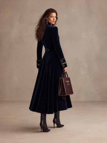 Cappotto lungo in velluto blu navy doppiopetto con profili oro – dettaglio 2