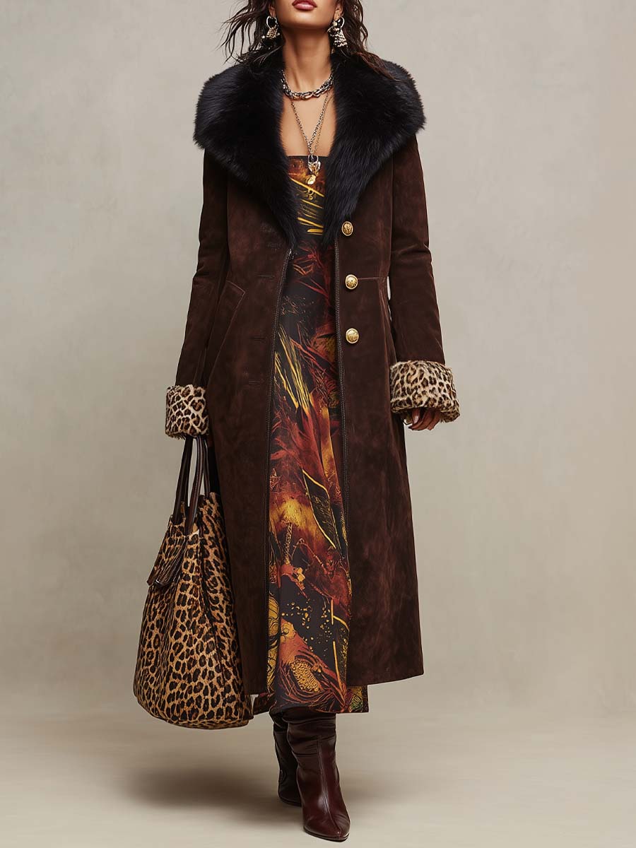Cappotto lungo marrone effetto camoscio con collo in pelliccia e polsini leopardati – vista frontale