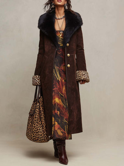 Cappotto lungo marrone effetto camoscio con collo in pelliccia e polsini leopardati – vista frontale