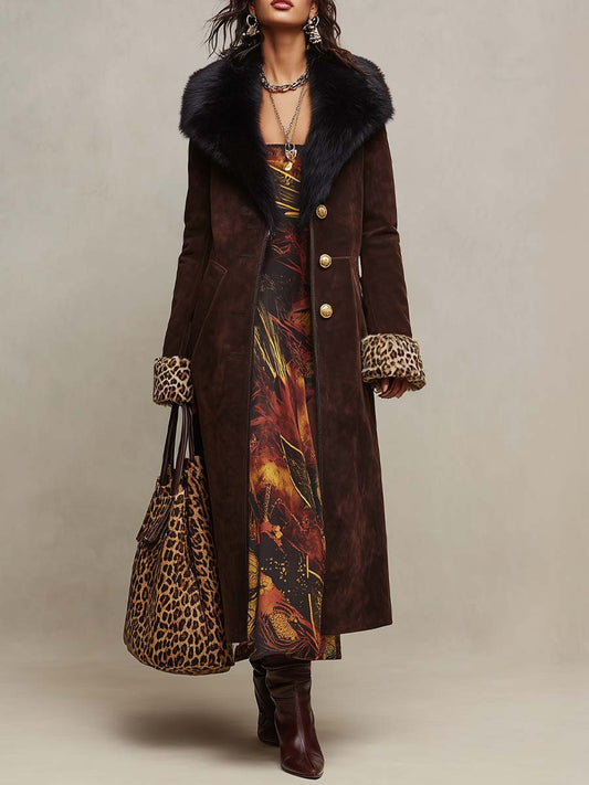 Cappotto lungo marrone effetto camoscio con collo in pelliccia e polsini leopardati – vista frontale
