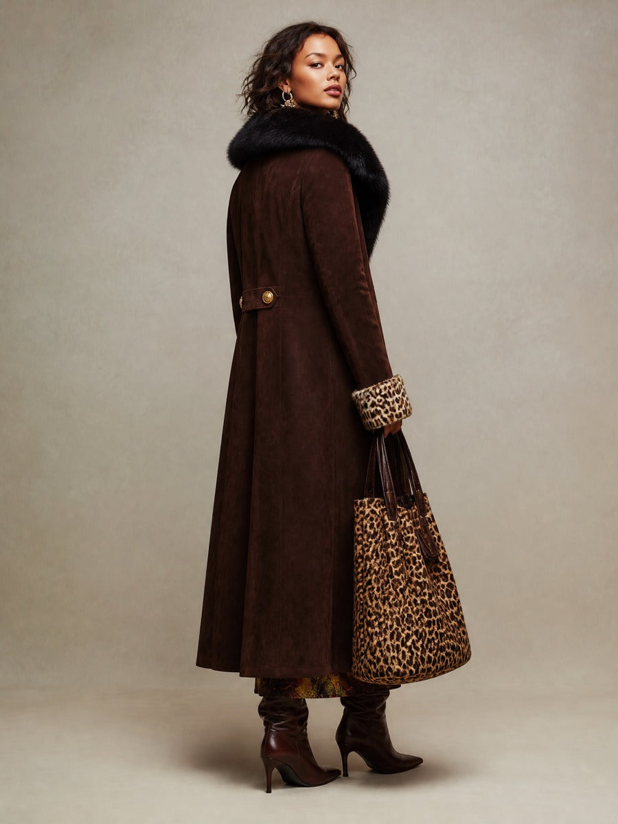 Cappotto lungo marrone effetto camoscio con collo in pelliccia e polsini leopardati – dettaglio 2