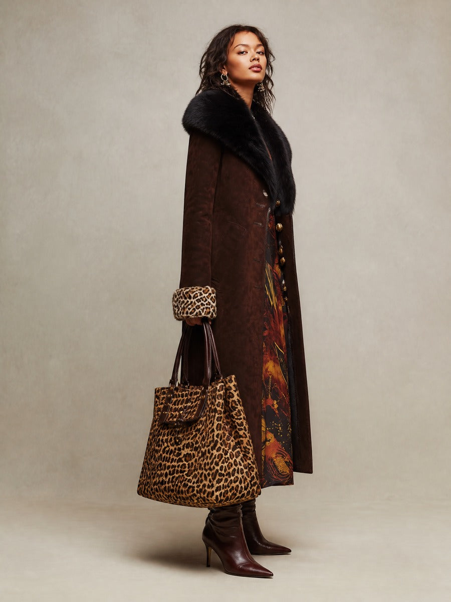 Cappotto lungo marrone effetto camoscio con collo in pelliccia e polsini leopardati – dettaglio 3