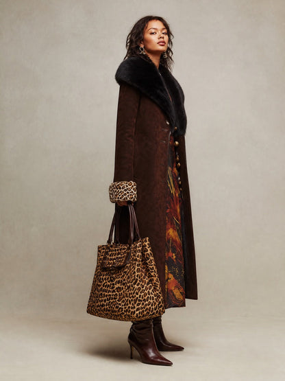 Cappotto lungo marrone effetto camoscio con collo in pelliccia e polsini leopardati – dettaglio 3
