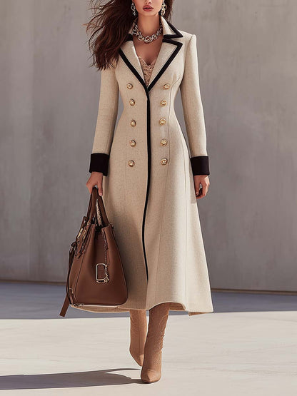 Cappotto lungo doppiopetto beige con bordi a contrasto e bottoni dorati – vista frontale