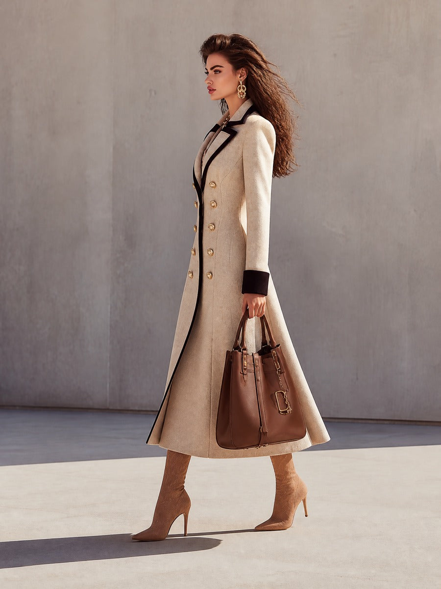 Cappotto lungo doppiopetto beige con bordi a contrasto e bottoni dorati – dettaglio 2