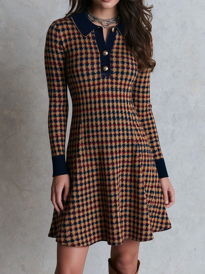 Abito mini marrone in maglia pied-de-poule con colletto blu navy – vista frontale