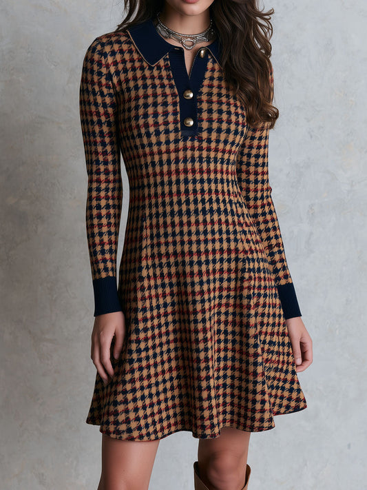 Abito mini marrone in maglia pied-de-poule con colletto blu navy – vista frontale