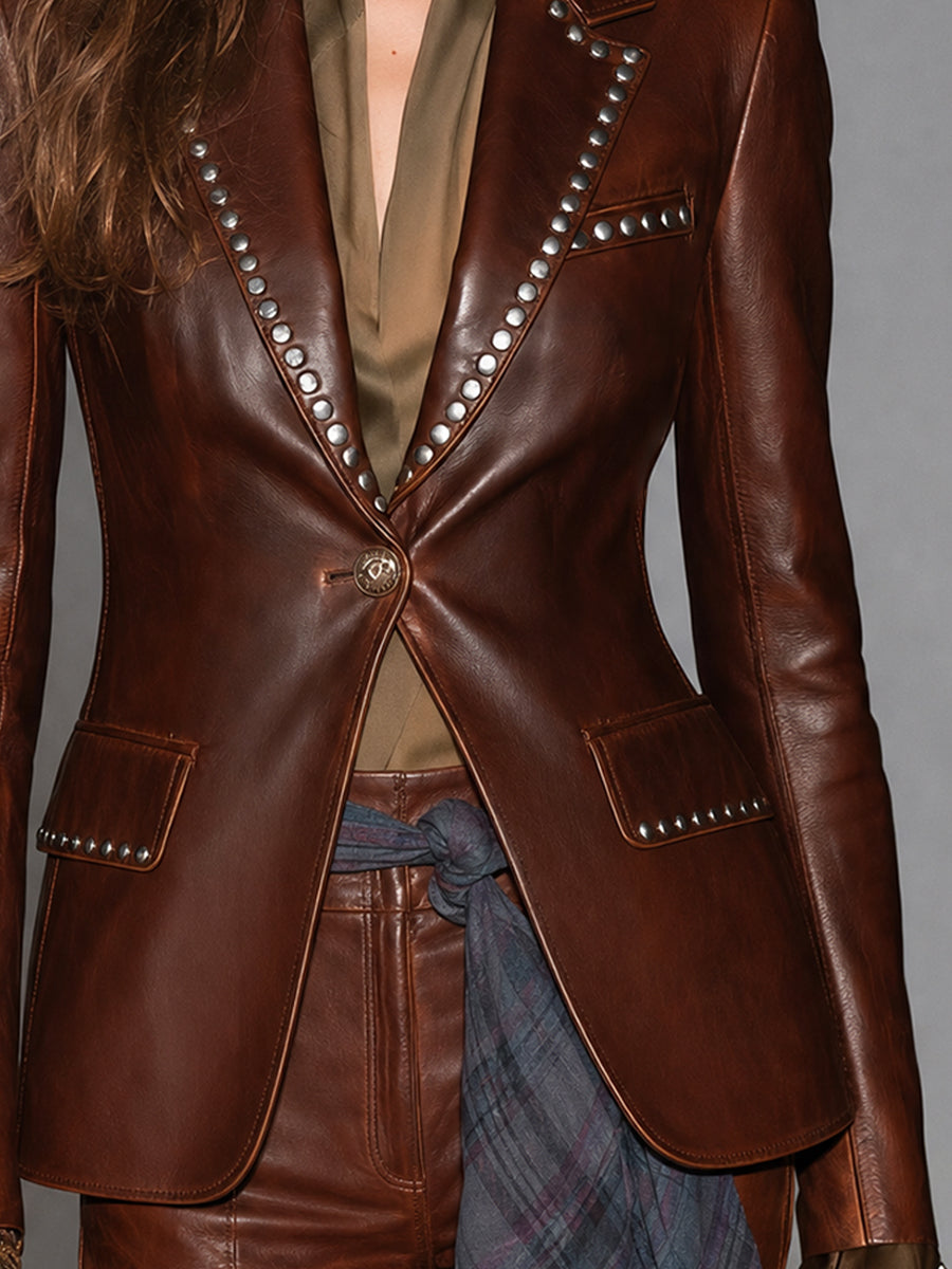 Blazer marrone con borchie – look completo