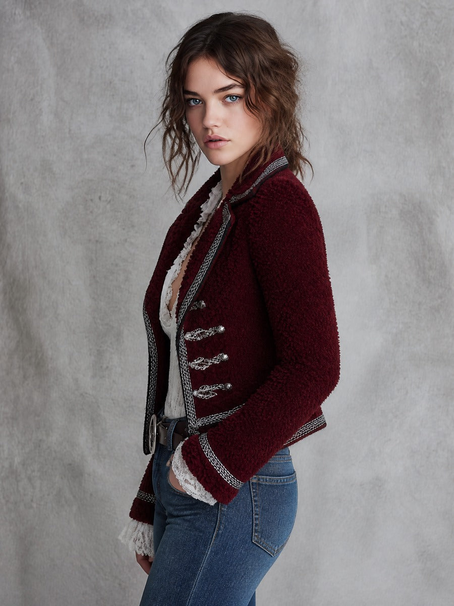 Giacca teddy bordeaux con bordo a contrasto – look completo