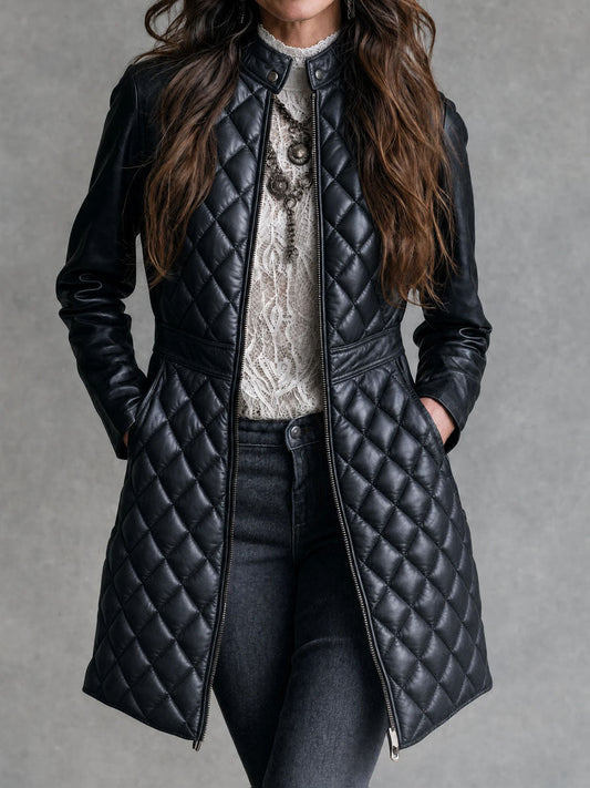 Cappotto nero in similpelle trapuntato – vista frontale