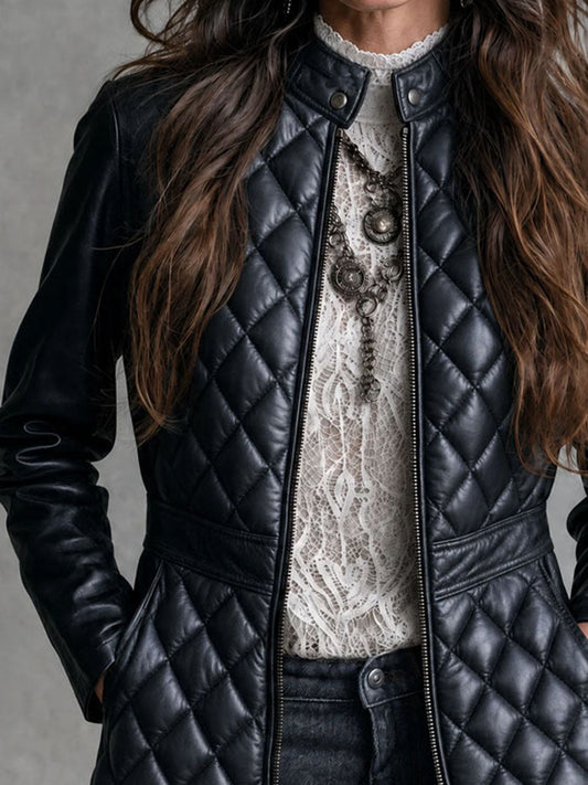 Cappotto nero in similpelle trapuntato – dettaglio del collo
