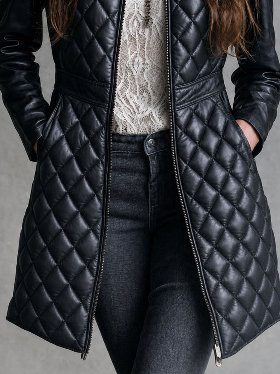 Cappotto nero in similpelle trapuntato – look completo