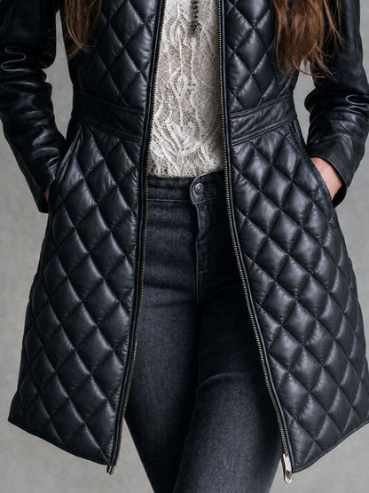 Cappotto nero in similpelle trapuntato – look completo
