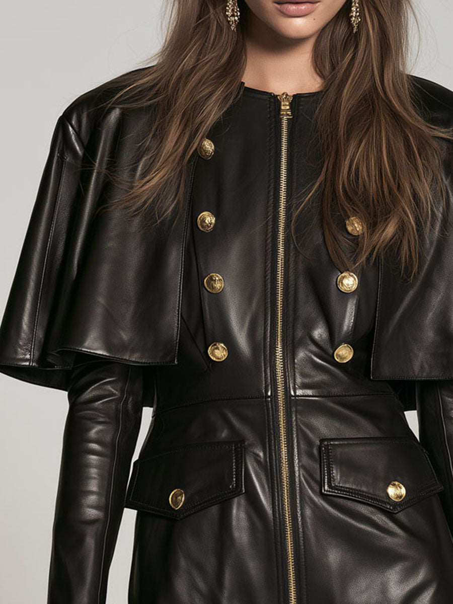 Minivestito nero in similpelle – dettaglio dei bottoni oro