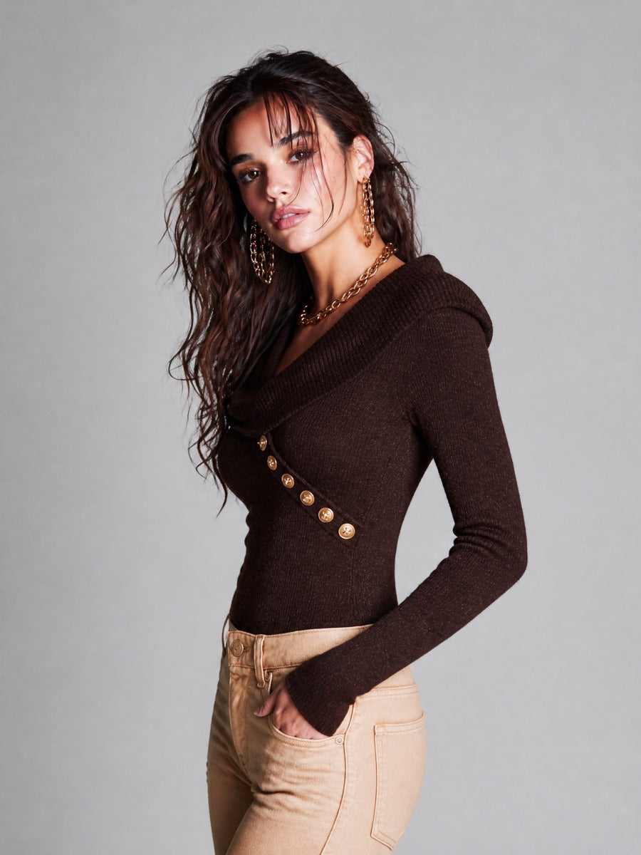 Maglione a coste marrone con bottoni dorati – dettaglio