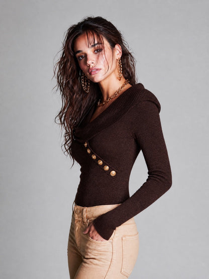 Maglione a coste marrone con bottoni dorati – dettaglio