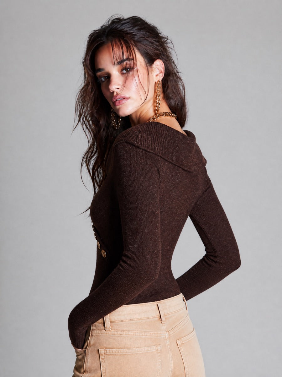 Maglione a coste marrone con bottoni dorati – vista laterale