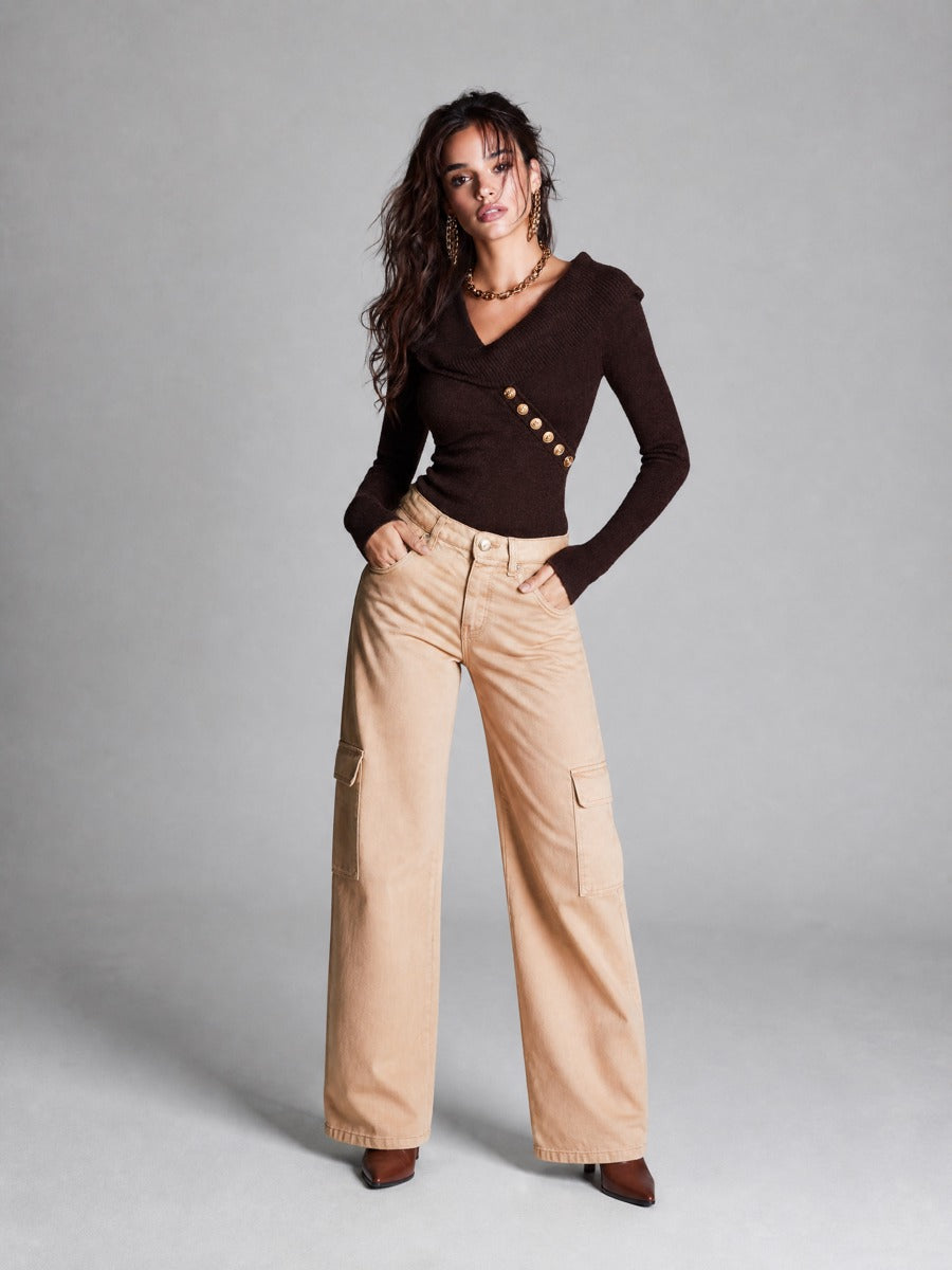 Maglione a coste marrone con bottoni dorati – look completo