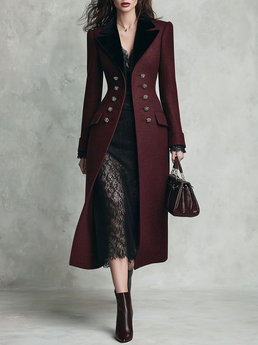 Cappotto in lana bordeaux con collo in velluto – vista frontale