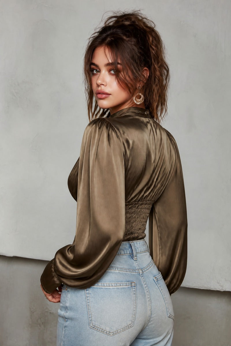 Blusa in raso verde oliva – dettaglio