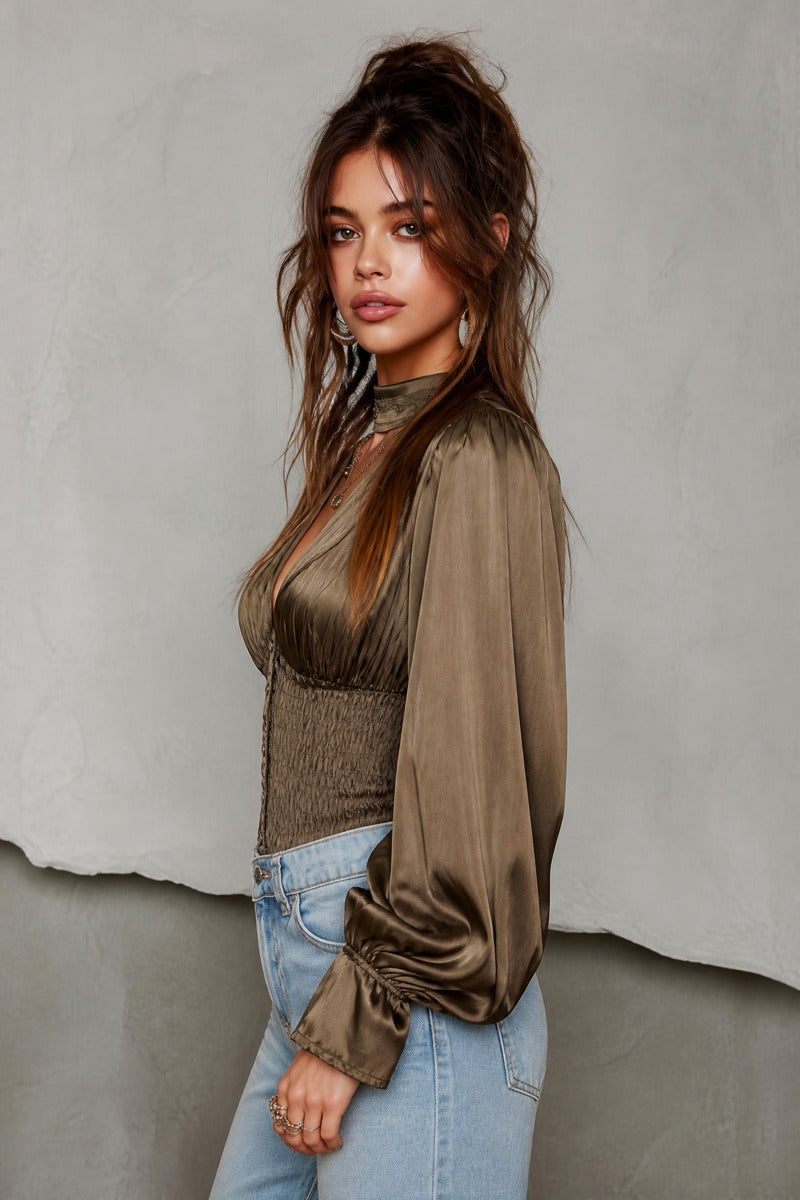 Blusa in raso verde oliva – vista laterale