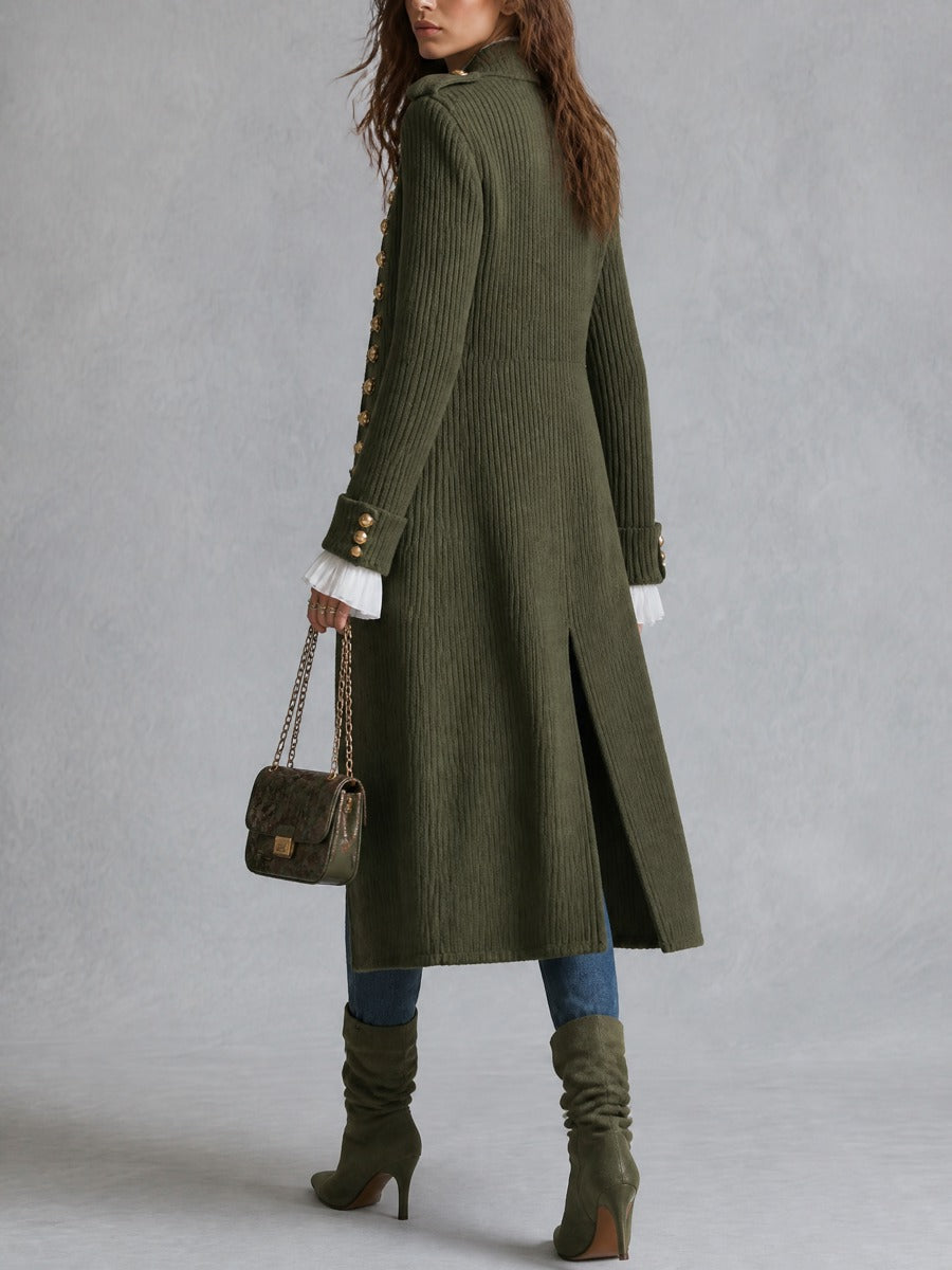 Cappotto lungo in maglia verde oliva con bottoni decorativi – dettaglio