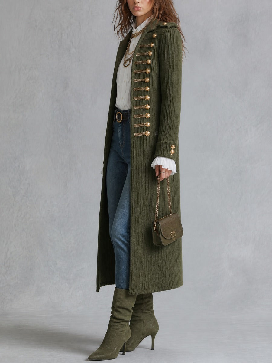 Cappotto lungo in maglia verde oliva con bottoni decorativi – vista laterale