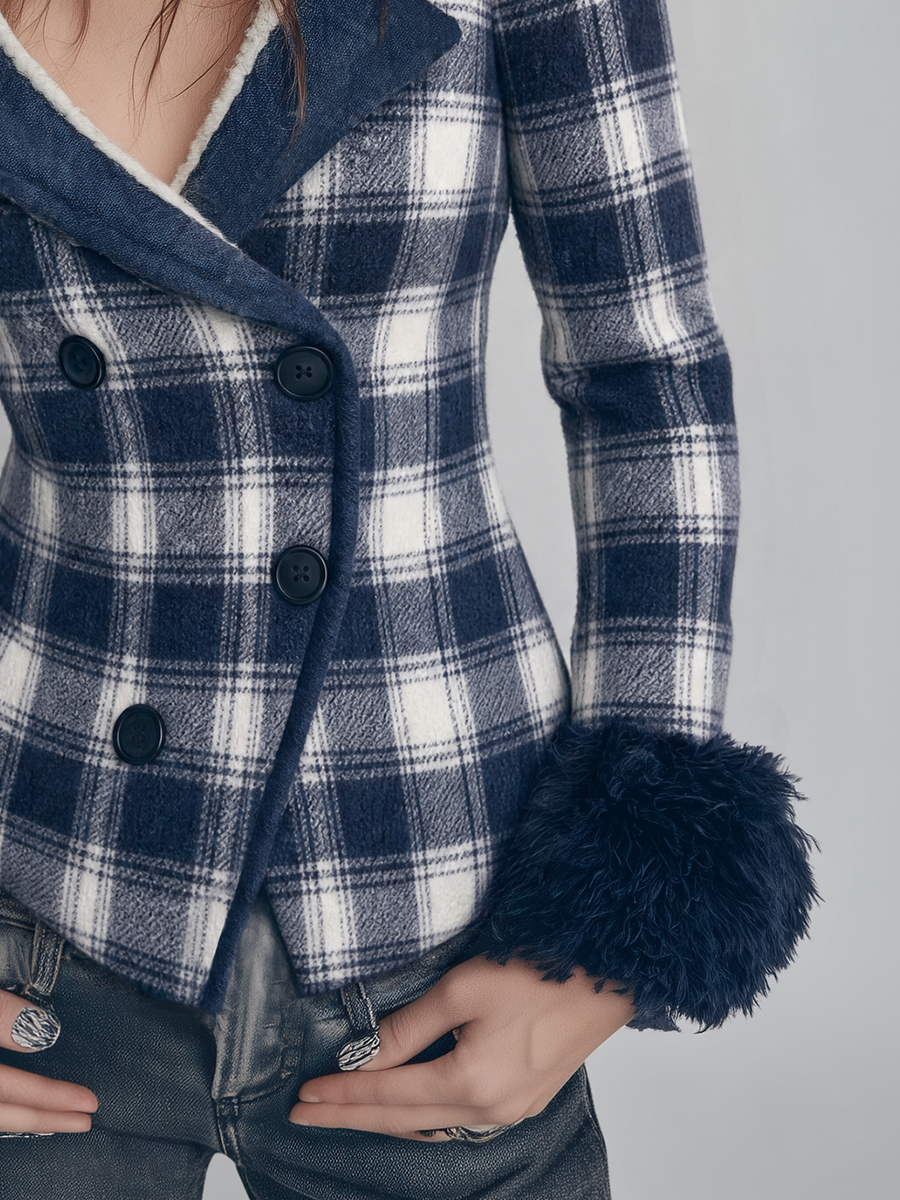 Giacca tartan blu navy con polsini in eco-pelliccia – dettaglio