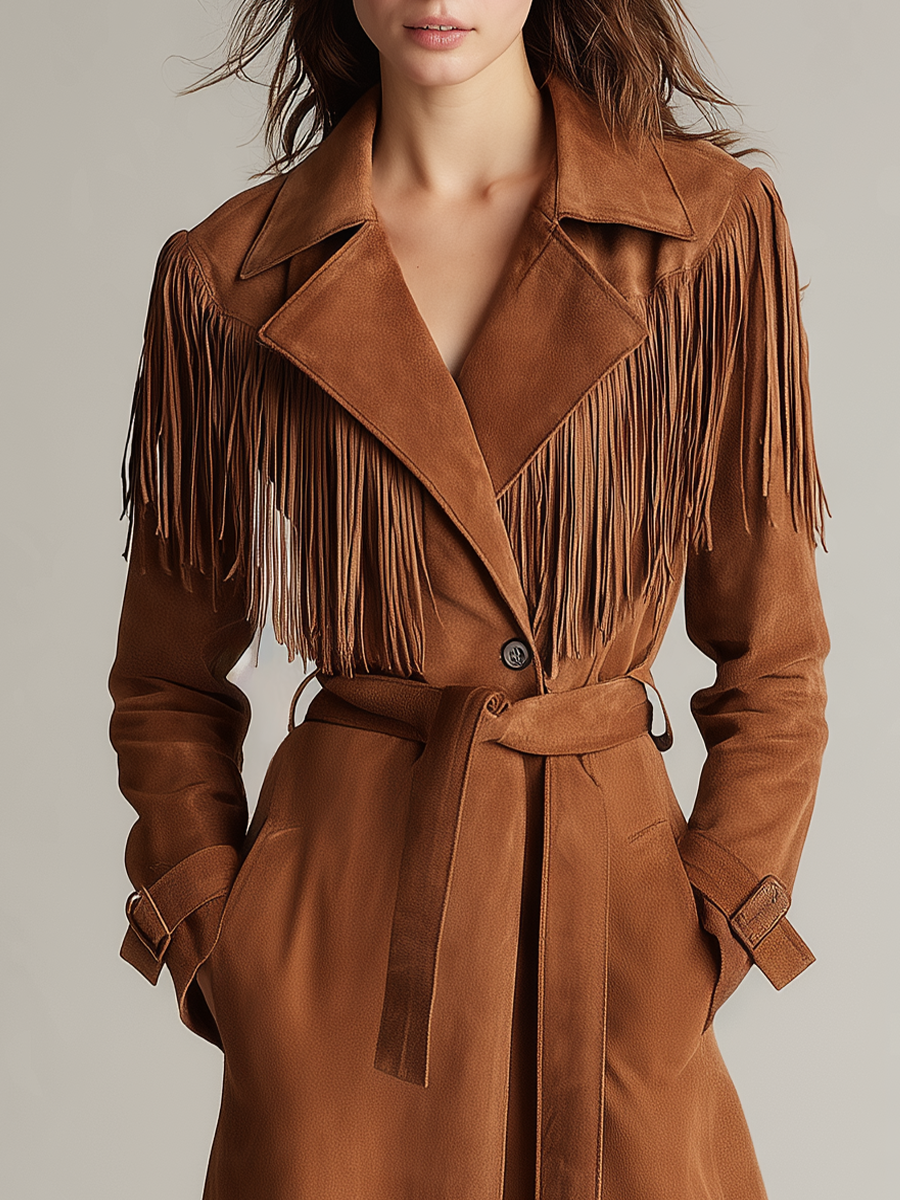 Trench cognac effetto scamosciato con frange – look indossato