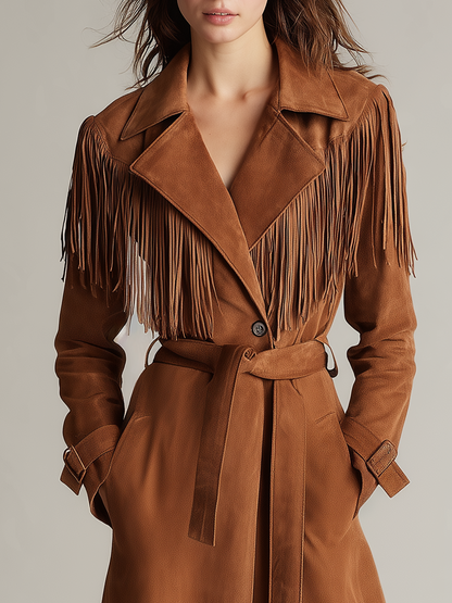 Trench cognac effetto scamosciato con frange – look indossato
