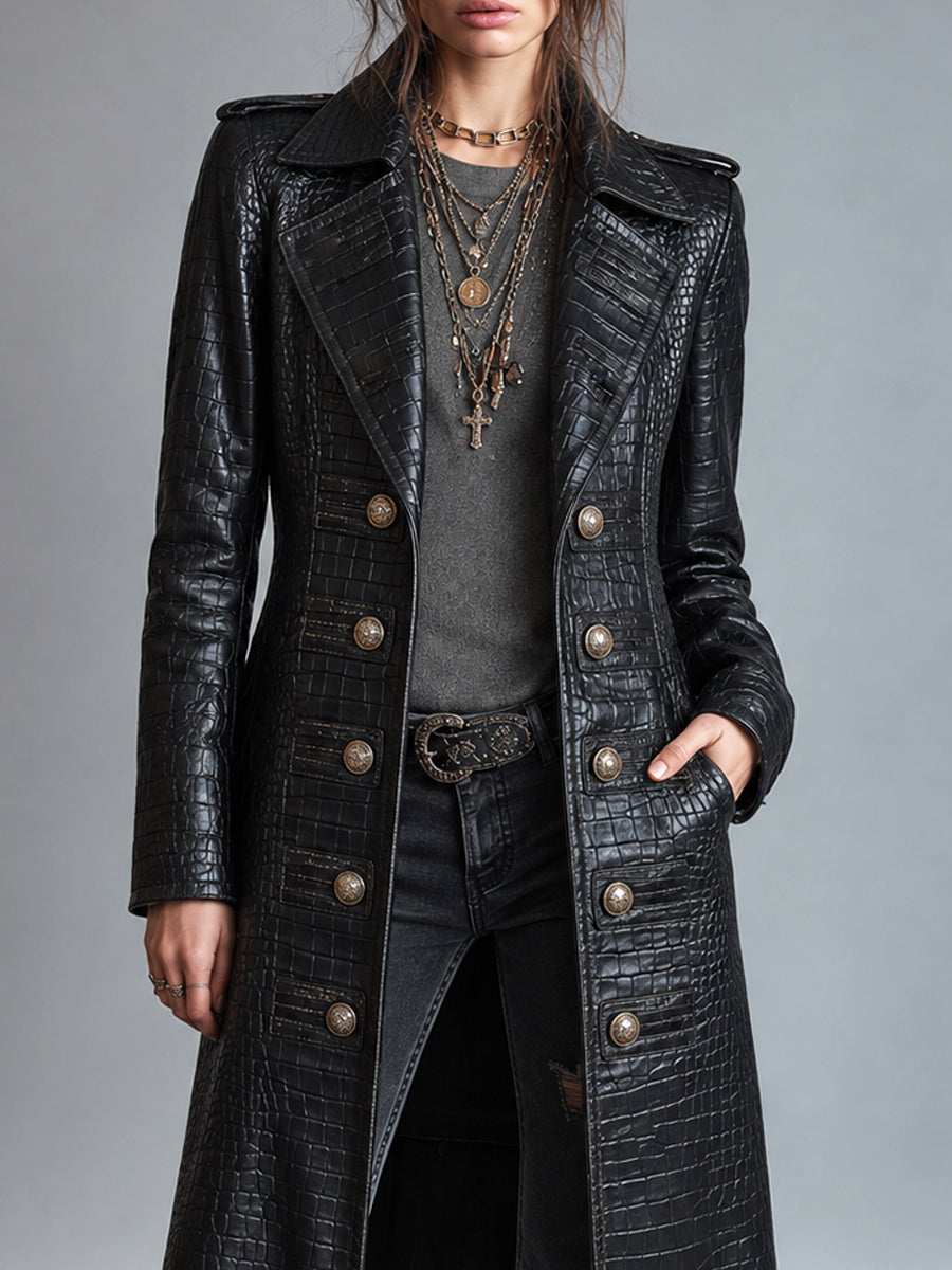 Cappotto nero in pelle goffrata – look indossato