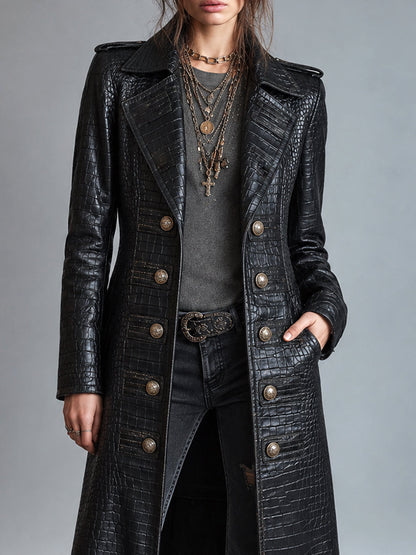 Cappotto nero in pelle goffrata – look indossato