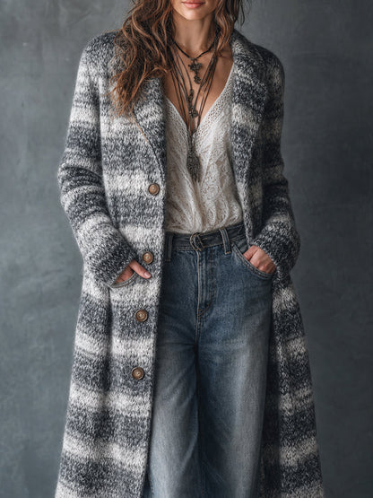 Cappotto in maglia grigio e bianco – look indossato