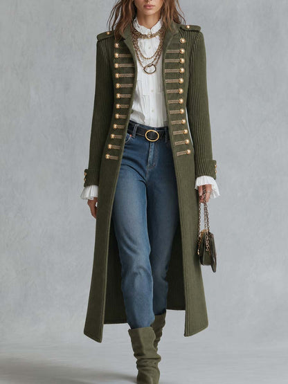 Cappotto lungo in maglia verde oliva con bottoni decorativi – vista frontale
