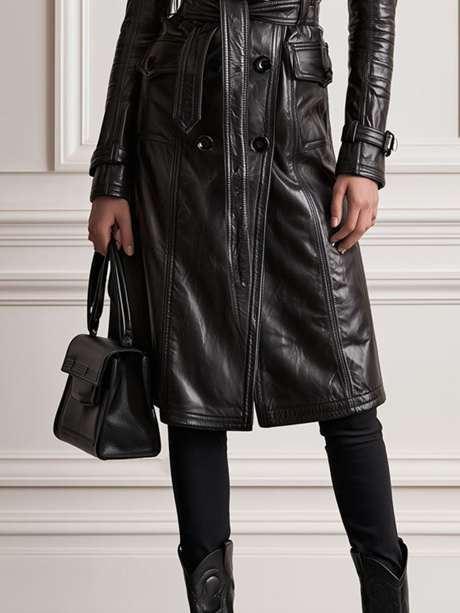 Trench nero in ecopelle con cintura – look indossato