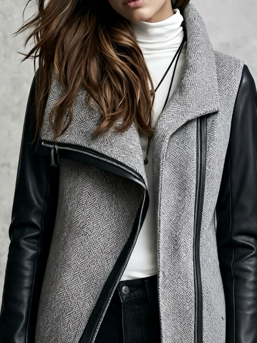 Cappotto grigio in lana spigata con maniche in ecopelle – look indossato