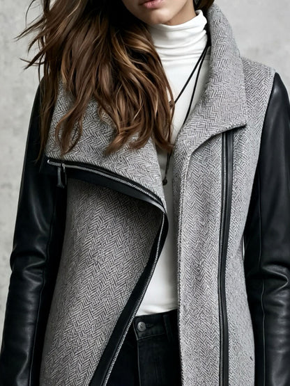 Cappotto grigio in lana spigata con maniche in ecopelle – look indossato