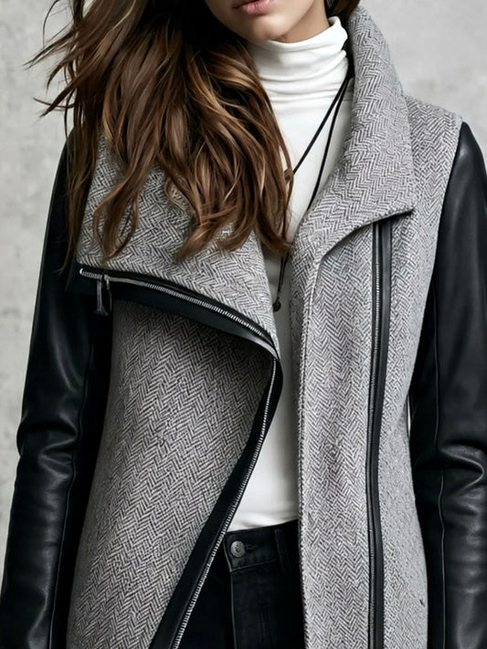 Cappotto grigio in lana spigata con maniche in ecopelle – look indossato