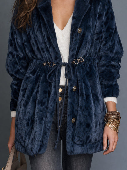 Giacca in eco-pelliccia blu notte – dettaglio
