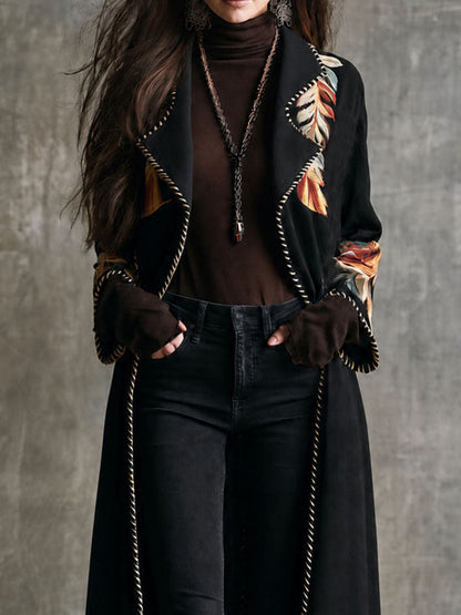 Spolverino lungo in microsuede nero con revers a fiori – look indossato