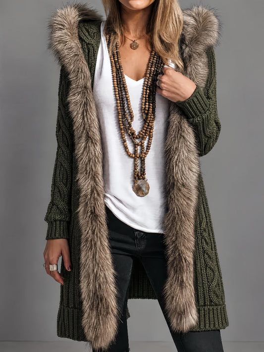 Cardigan lungo verde militare con cappuccio – look completo